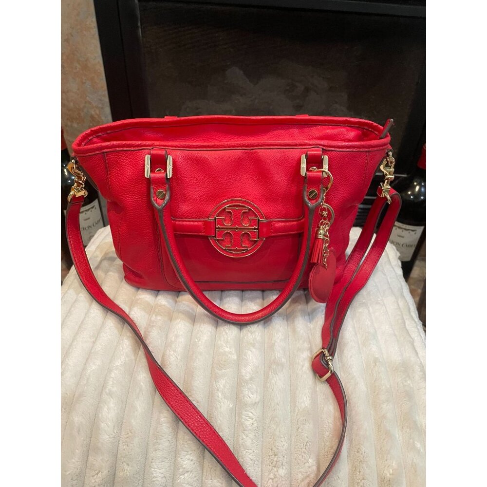 B322 - Tory Burch Amanda red pebbled leather hobo bag featuring gold-tone hardwa